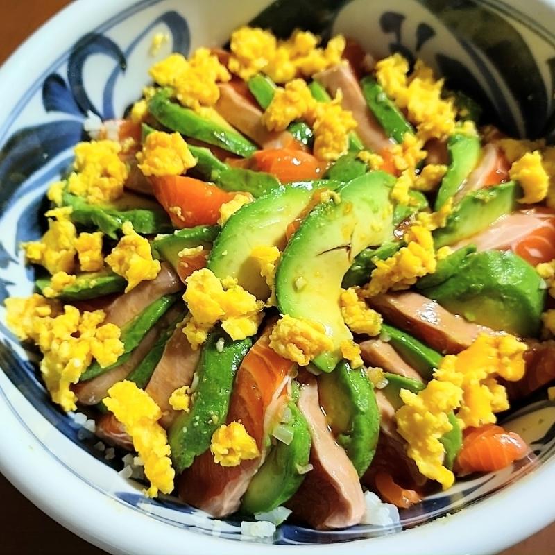 小林シェフ】サーモンアボカド丼 | クラシル