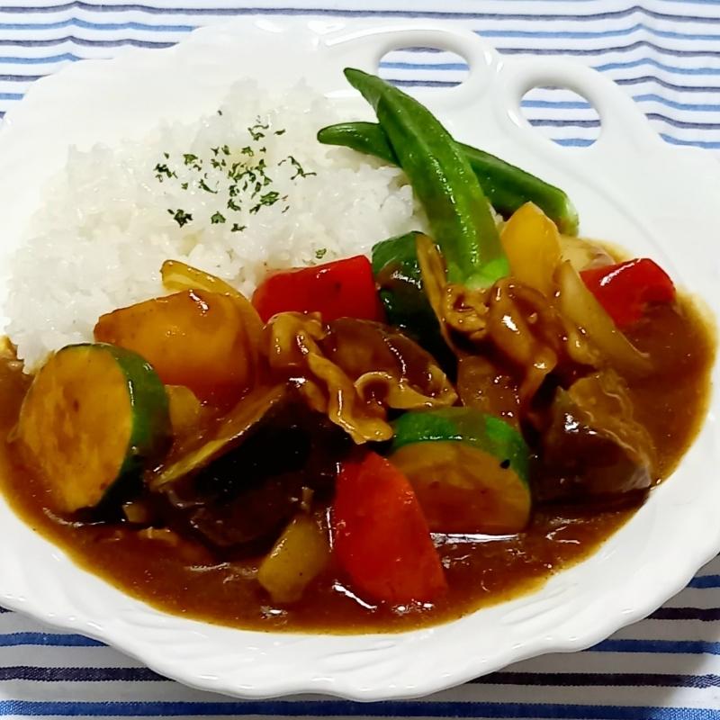 短時間でできる！夏野菜とベーコンのカレー | クラシル