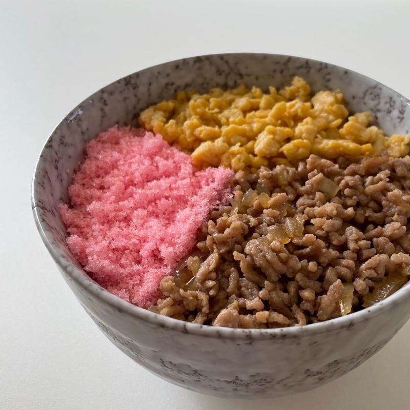 桜でんぶと豚そぼろの三色丼 | クラシル