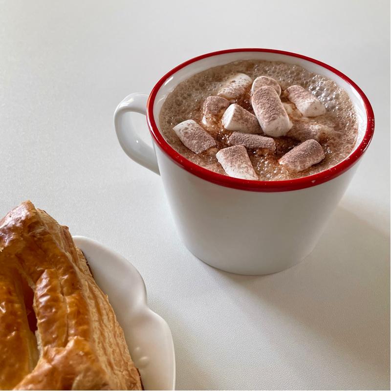 カフェ風 マシュマロを乗せた ホットチョコドリンク | クラシル