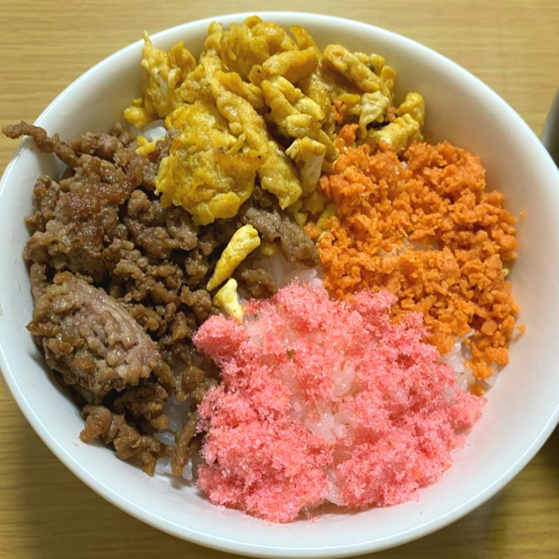 桜でんぶと豚そぼろの三色丼 作り方・レシピ | クラシル