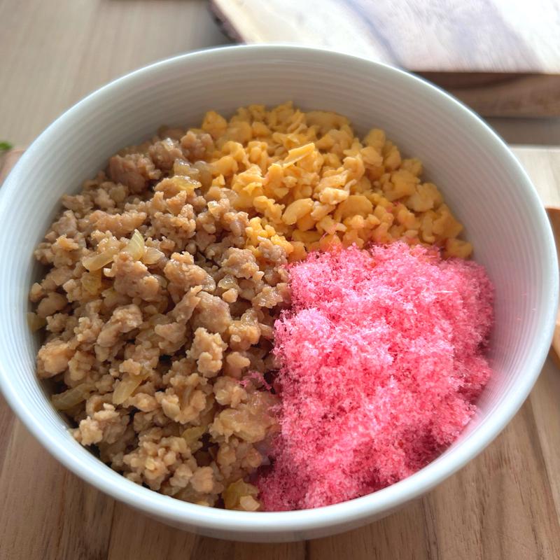桜でんぶと豚そぼろの三色丼 | クラシル