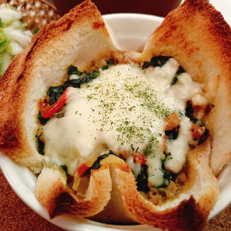 食パンでお手軽 小松菜の和風ミニキッシュ | クラシル