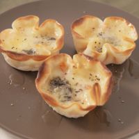 餃子の皮でお手軽 大人な3種のチーズピザ風カップ