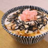 いなりの皮でとろろご飯