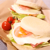おしゃれな朝食!ベーコンエッグイングリッシュマフィン