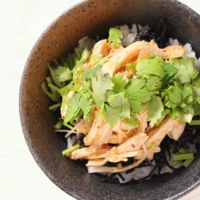 茹で鶏とひじきのエスニック丼