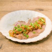 牛ステーキ肉の贅沢生姜焼きとガーリックライスプレート
