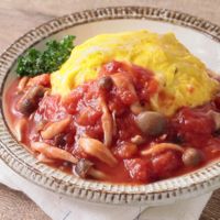 きのこトマトソースのひき肉オムライス