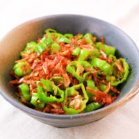 ししとうと干しエビの炒め物