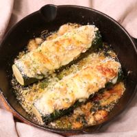 スキレットでズッキーニのチーズグリルボート
