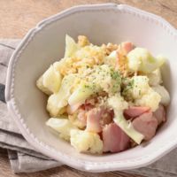 パン粉でさくさく カリフラワーとくるみのホットサラダ