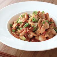 チーズと絡み合う激辛鶏肉炒め