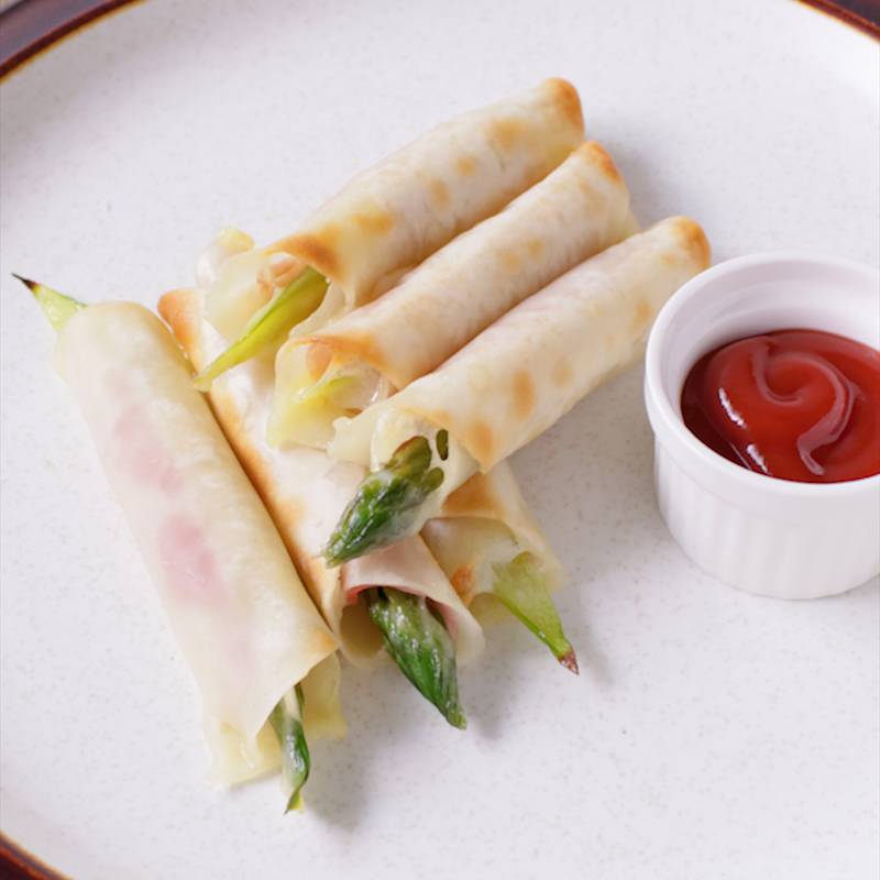 餃子の皮でブリトー風 アスパラハム巻き 作り方 レシピ クラシル