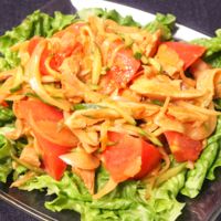レンジで簡単!野菜たっぷり蒸し鶏サラダ