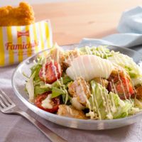 ファミチキでボリューム満点サラダボウル