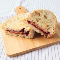 ピーナッツバターとブルーベリージャムのサンドイッチ