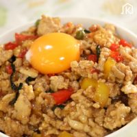 野菜たっぷり\nとりひき肉の彩り丼