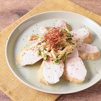 レンジで蒸し鶏 ピリ辛中華風 香味野菜ソースがけ