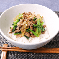 お箸が止まらない!牛肉とまいたけの甘辛炒め丼