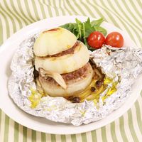 旨味ぎっしり!新玉の肉詰めホイル焼き