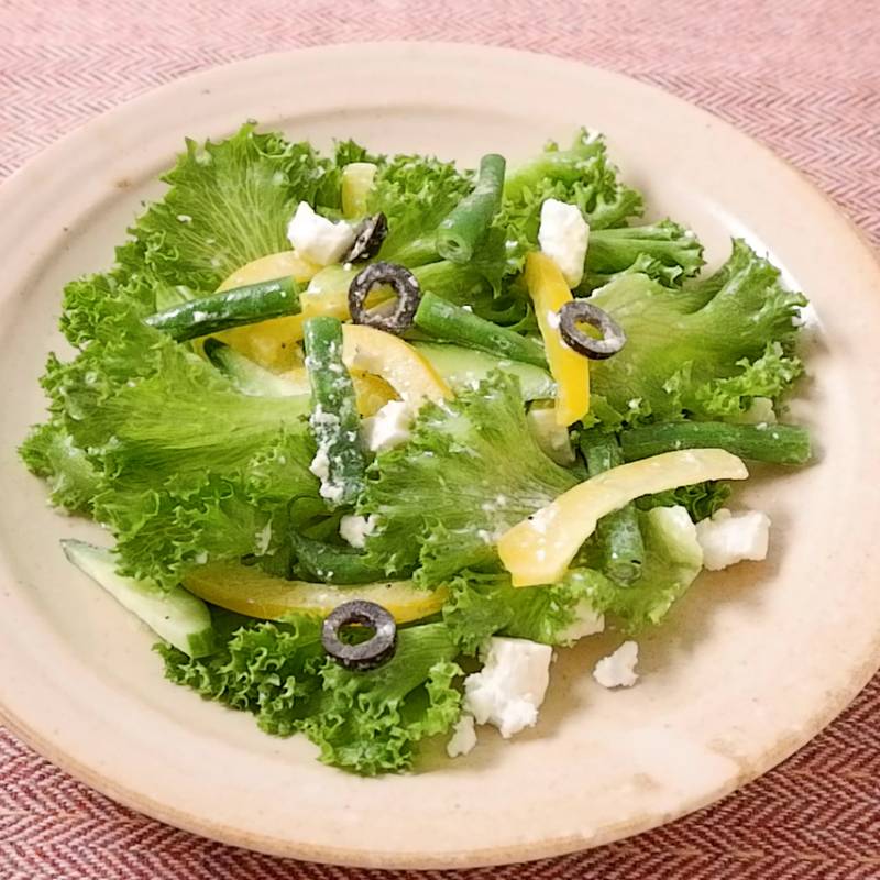 トマト、バジル、フェタチーズのサラダのレシピ