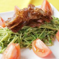 カリカリ豚と豆苗の中華風サラダ