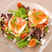 特別な日に華やかに!カプレーゼ風サーモンサラダ