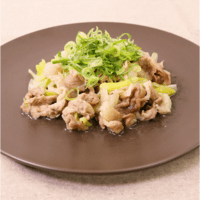 豚肉とねぎのごま油蒸し