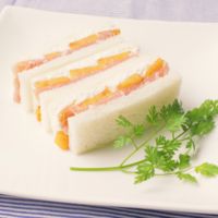 柿とカッテージチーズと生ハムのサンドイッチ