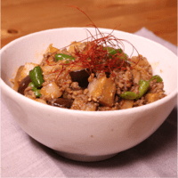 米ナスとピーマンの肉みそ丼