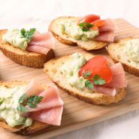 バレンタインに アボカドクリームのブルスケッタ