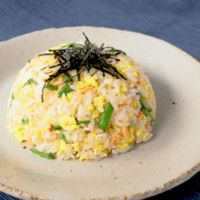 昆布茶で簡単 絹さやと鮭フレークの和風チャーハン