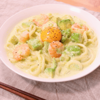 えびとアボカドのカルボナーラうどん