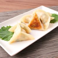 おつまみにも エビと大葉のチーズ入り焼き餃子
