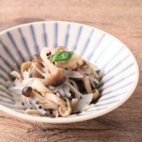 しめじと玉ねぎのバジル梅肉和え