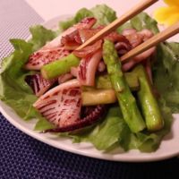 生イカとアスパラの塩ニンニク炒め