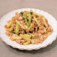 シャキシャキ美味しい 豚バラ肉とウドのさっと炒め