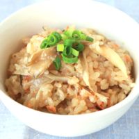 塩こんぶと鮭のおこわ風炊き込みご飯