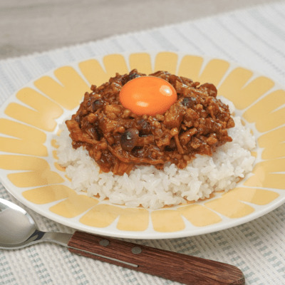 蒸し焼きで手軽！きのこの旨みドライカレー