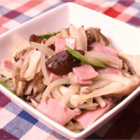 レンチンで簡単!きのことベーコンのホットサラダ
