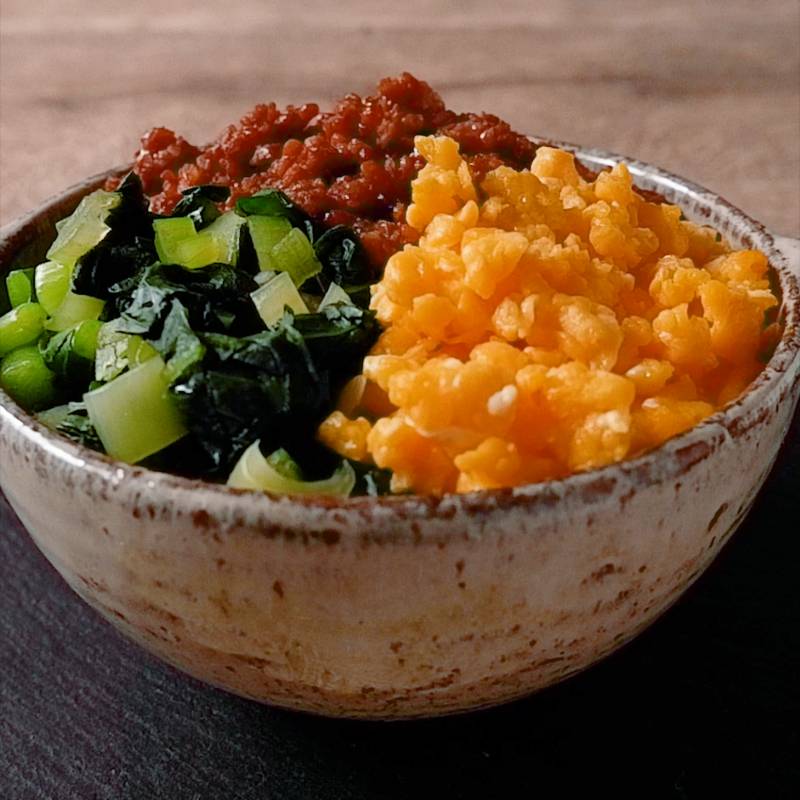 彩り鮮やか 小松菜とそぼろの三色丼 作り方 レシピ クラシル