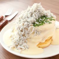 大盛りしらすのお食事パンケーキ
