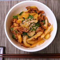 牛肉とセロリのピリ辛炒め丼