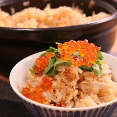 土鍋で炊く！鮭といくらの贅沢炊き込みご飯