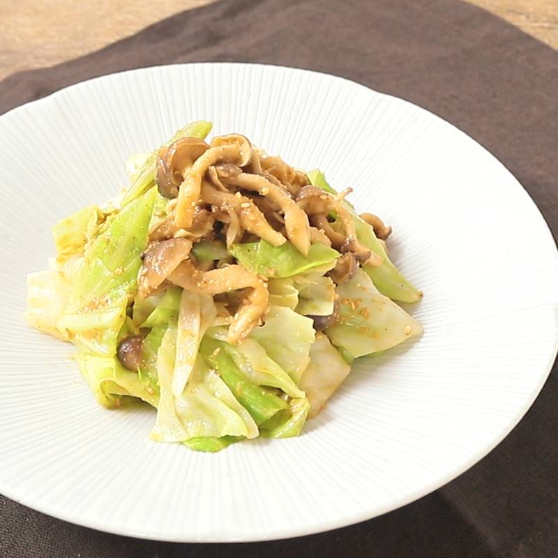 シンプルが美味しい キャベツとしめじのバター醤油炒め 作り方 レシピ クラシル