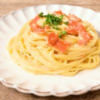 スモークサーモンのチェダーチーズクリームパスタ