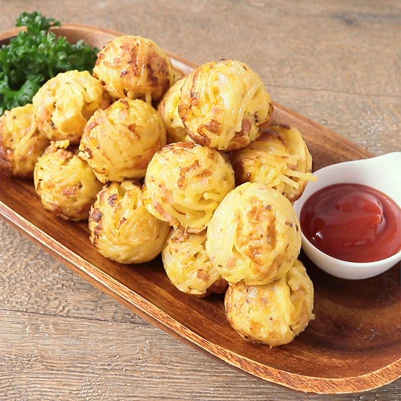 たこ焼き器で コロコロカルボナーラ風焼きおにぎり 作り方 レシピ クラシル