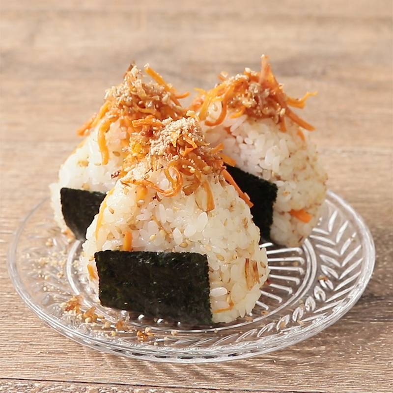 ごま油香る にんじんふりかけおにぎり 作り方 レシピ クラシル