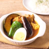 ワンパンで 香ばしチキンのスープカレー